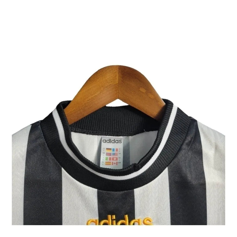 Camisa Newcastle United I Retrô 95/97 - Adidas Masculina - Branca com listras pretas e detalhes em amarelo