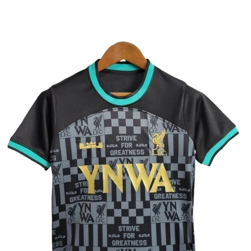 Kit Infantil Liverpool 24/25 - Colab Lebron James - Preto com detalhes em azul e cinza