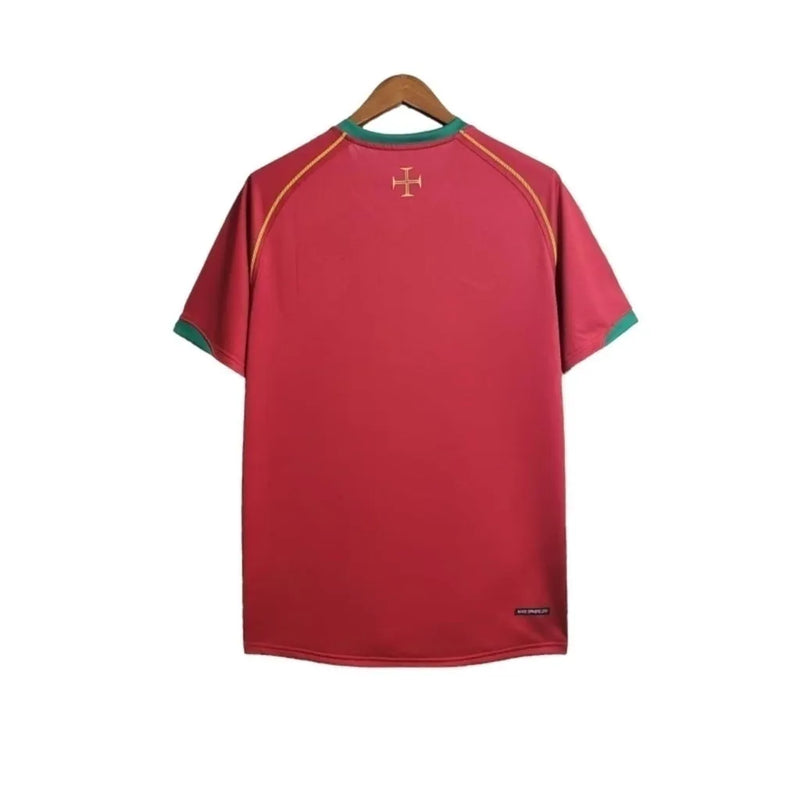 Camisa Retrô Seleção de Portugal I 2006 - Nike Masculina - Vermelha com detalhes em amarelo e verde