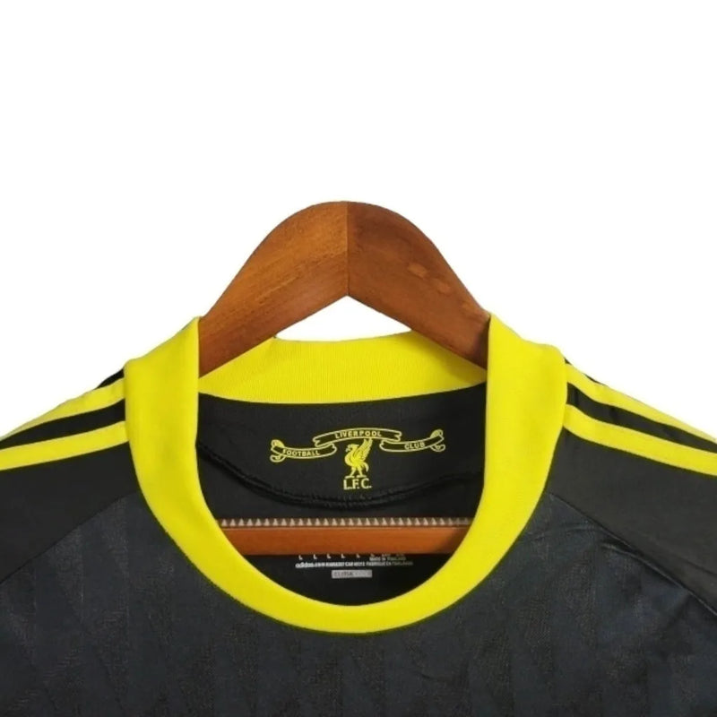 Camisa Retrô Liverpool II 2010/2011 - Masculina Adidas - Preta com detalhes em amarelo