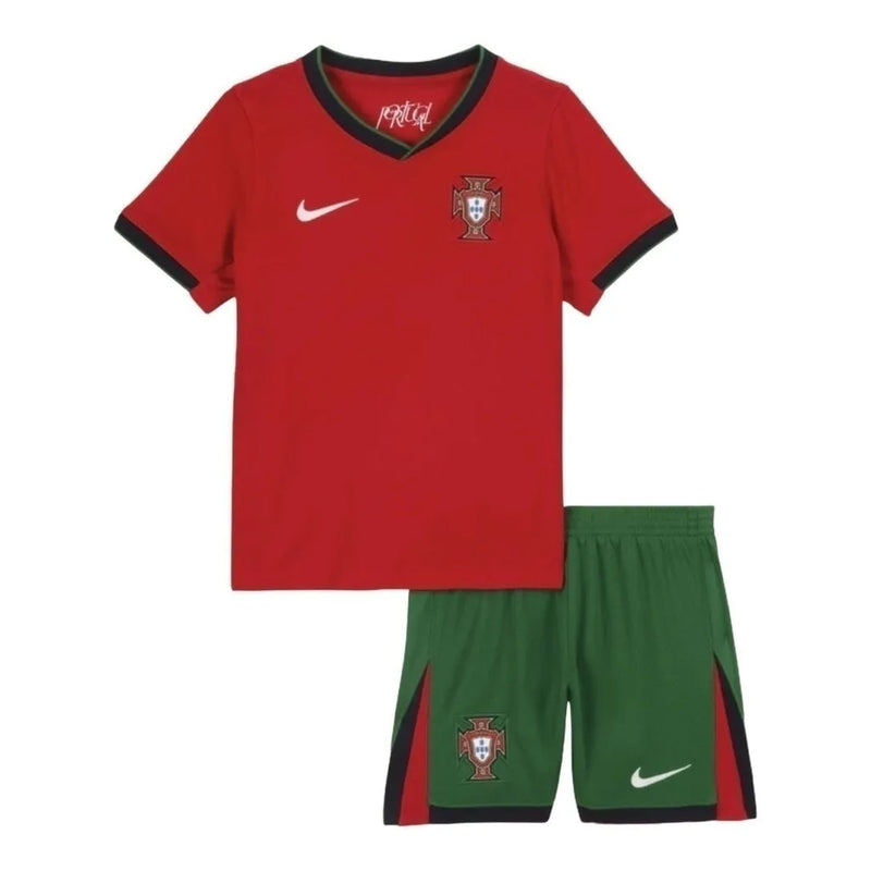 Kit Infantil Seleção Portugal I 24/25 - Nike - Vermelho com detalhes em preto e verde