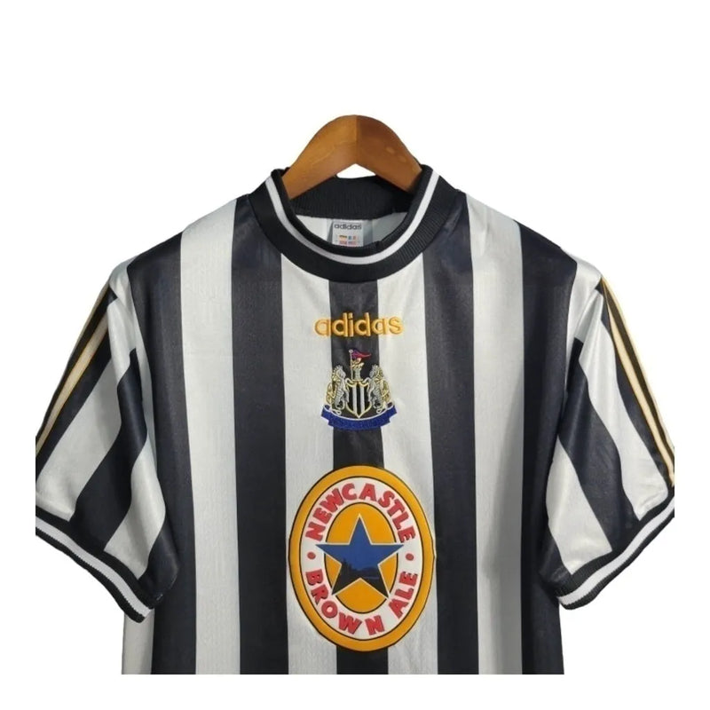 Camisa Newcastle United I Retrô 95/97 - Adidas Masculina - Branca com listras pretas e detalhes em amarelo