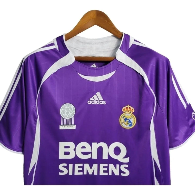 Camisa Retrô Real Madrid 2006 - Masculina Adidas - Roxa com detalhes em branco