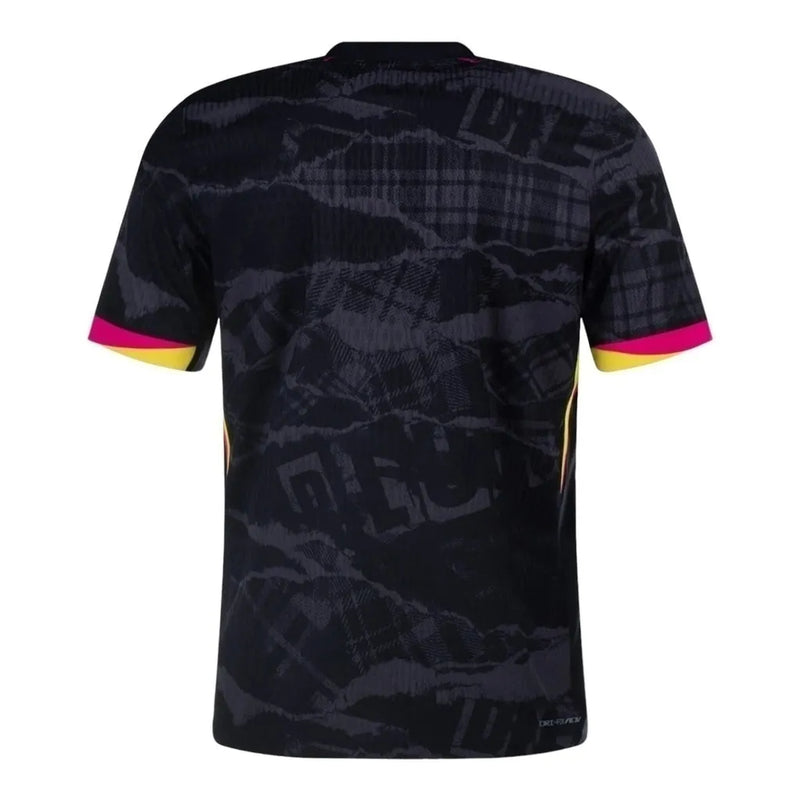 Camisa Chelsea III 24/25 - Torcedor Nike Masculina - Preta com detalhes em rosa e amarelo e cinza