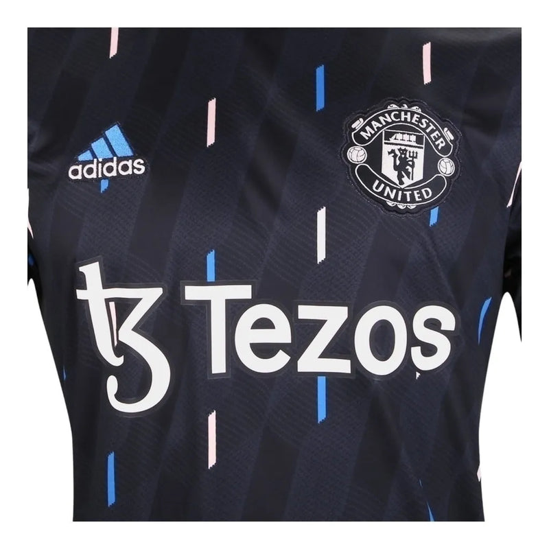 Camisa Manchester United Pré-jogo 23/24 - Torcedor Adidas Masculina - Preto com detalhes em azul e rosa