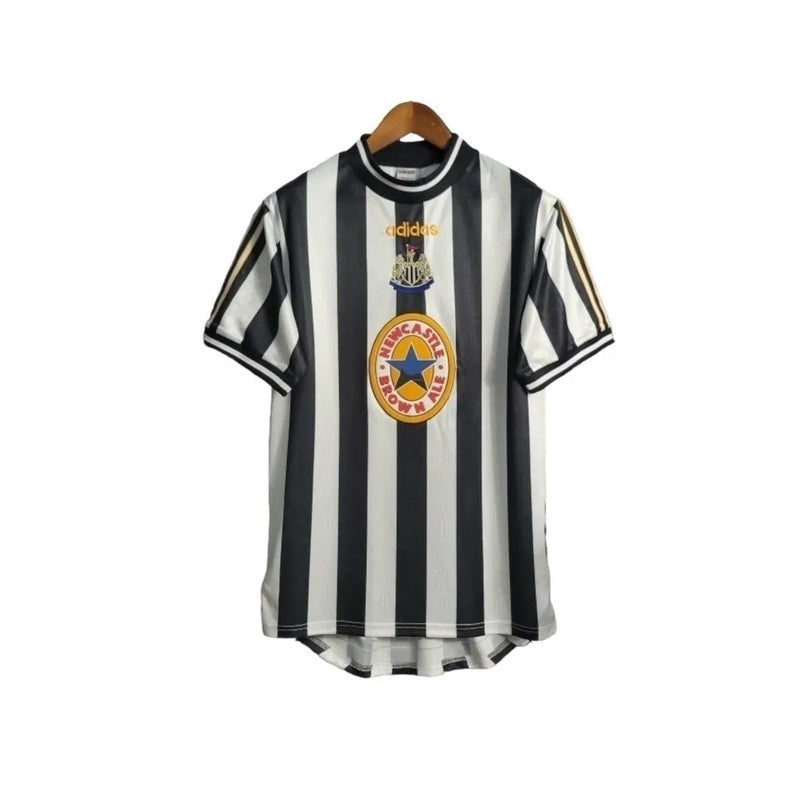 Camisa Newcastle United I Retrô 95/97 - Adidas Masculina - Branca com listras pretas e detalhes em amarelo