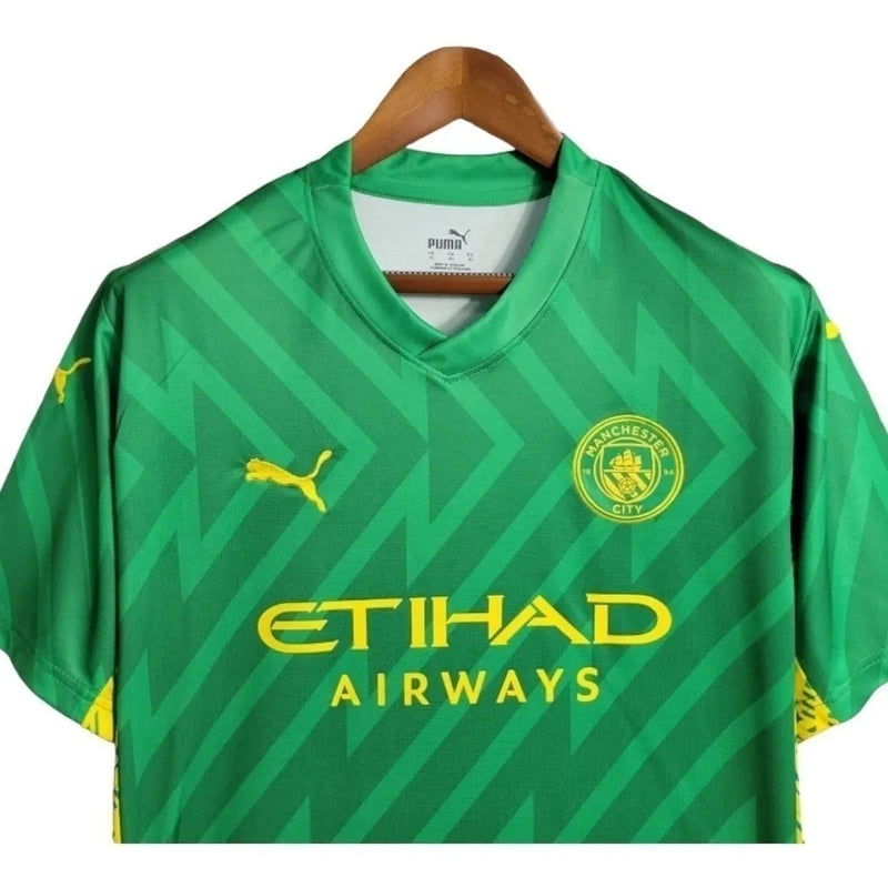 Camisa Manchester City Goleiro 23/24 - Torcedor Puma Masculina - Verde com detalhes em amarelo