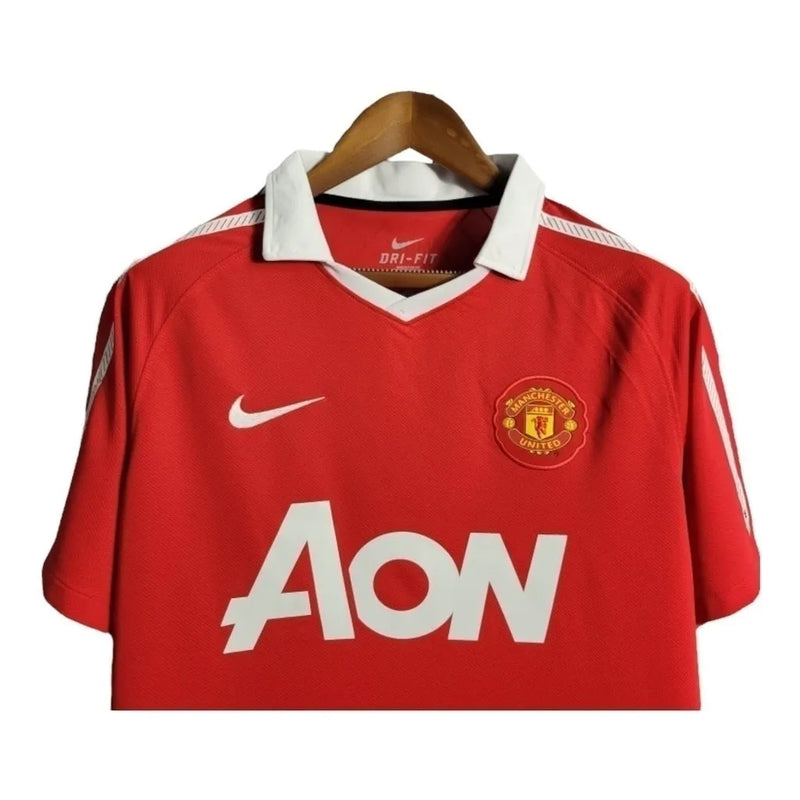 Camisa Retrô Manchester United 10/11 - Masculina Nike - Vermelha com detalhes em branco