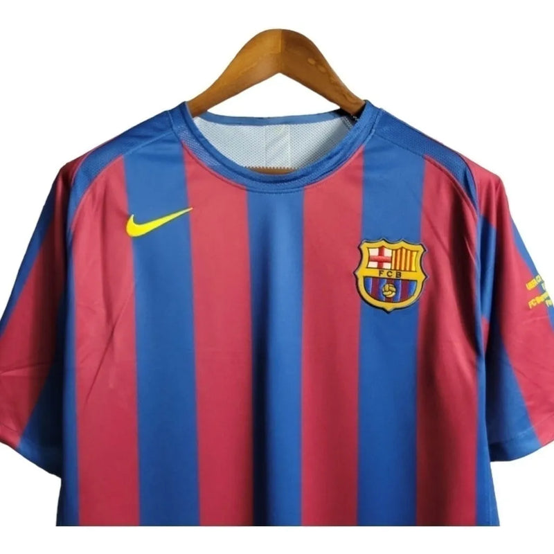 Camisa Retrô Barcelona I 2006 - Masculina Nike - Vermelha e azul com detalhes em amarelo