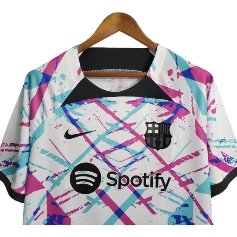 Camisa Treino Barcelona 23/24 - Torcedor Nike Masculina - Branca com detalhes em rosa e azul e verde