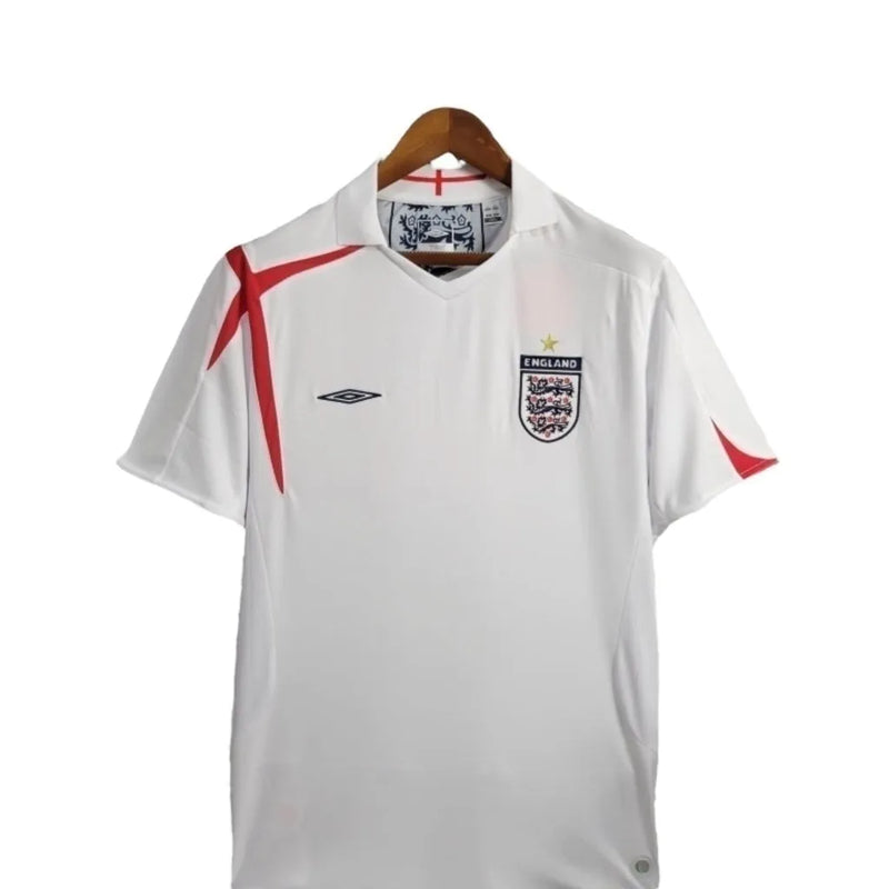 Camisa Retrô Seleção da Inglaterra I 2005 - Masculina Umbro - Branca com detalhes em vermelho