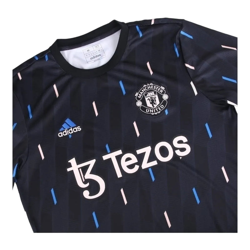 Camisa Manchester United Pré-jogo 23/24 - Torcedor Adidas Masculina - Preto com detalhes em azul e rosa