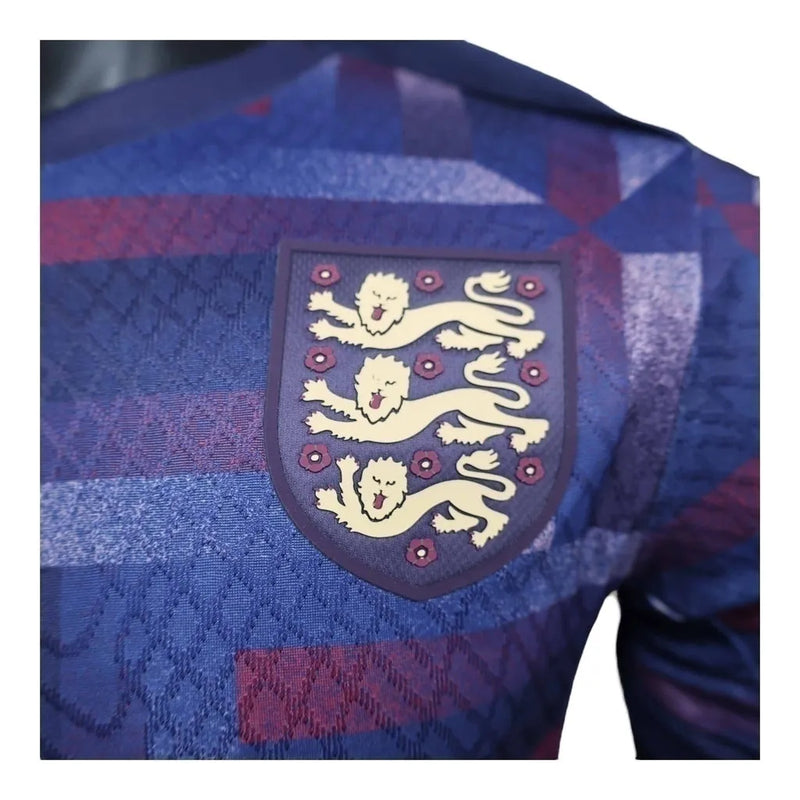 Camisa Seleção Inglaterra Treino 24/25 - Jogador Nike Masculina - Roxa com detalhes em vermelho