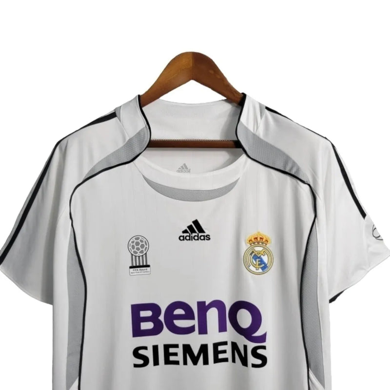 Camisa Retrô Real Madrid I 06/07 - Masculina Adidas - Branca com detalhes em preto e cinza