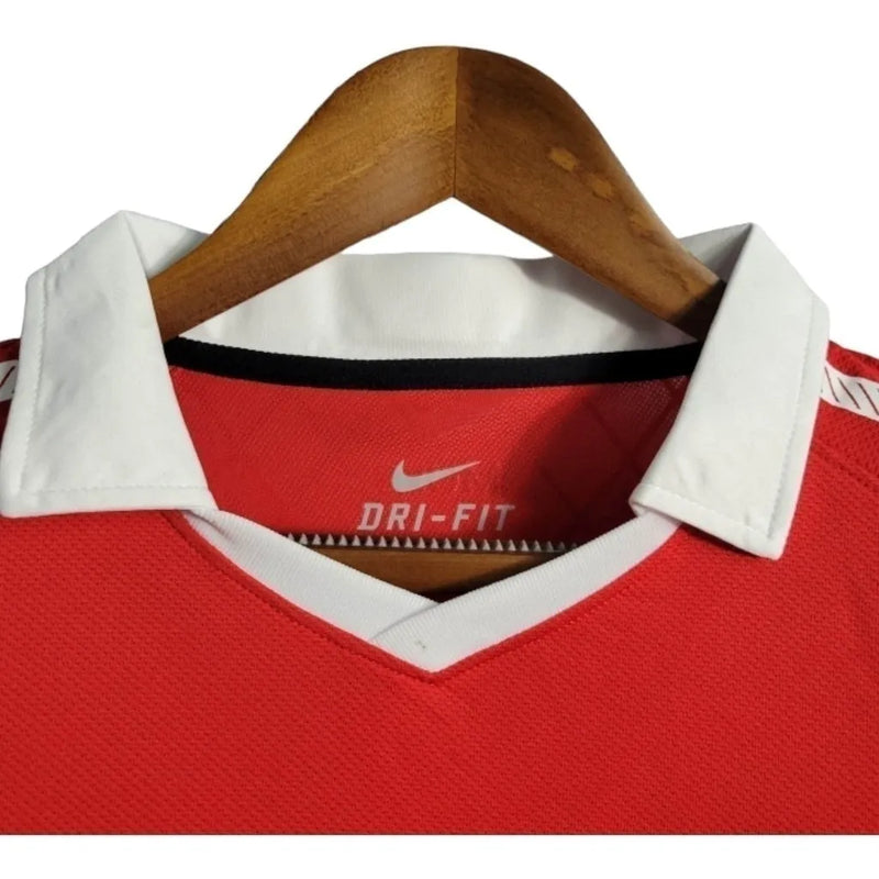 Camisa Retrô Manchester United 10/11 - Masculina Nike - Vermelha com detalhes em branco