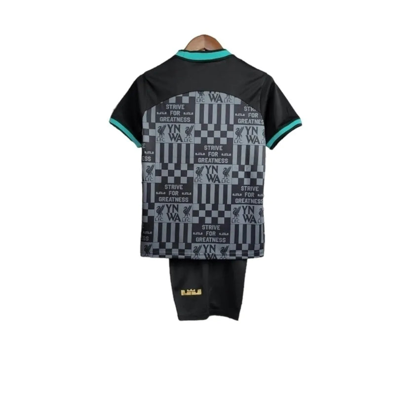 Kit Infantil Liverpool 24/25 - Colab Lebron James - Preto com detalhes em azul e cinza