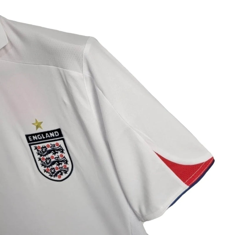 Camisa Retrô Seleção da Inglaterra I 2005 - Masculina Umbro - Branca com detalhes em vermelho