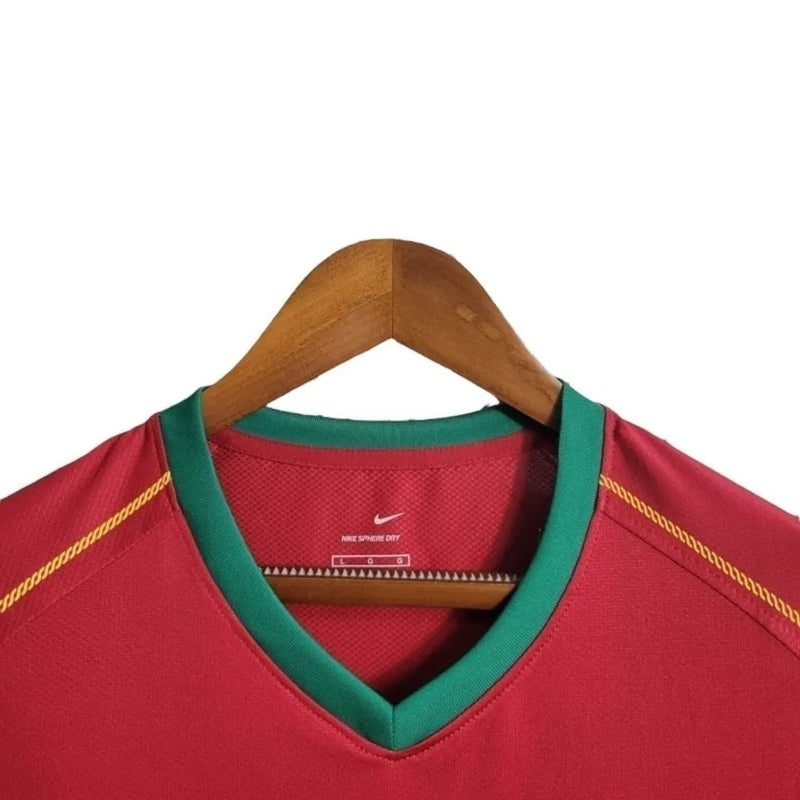 Camisa Retrô Seleção de Portugal I 2006 - Nike Masculina - Vermelha com detalhes em amarelo e verde