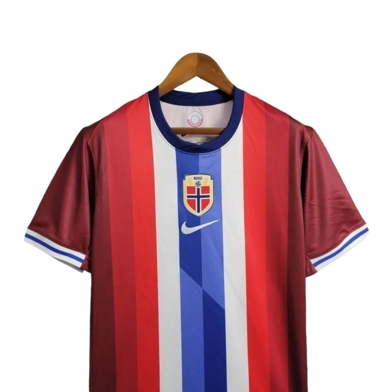 Camisa Noruega I 24/25 - Torcedor Nike Masculina - Vermelha com detalhes em branco e azul