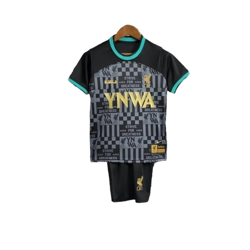 Kit Infantil Liverpool 24/25 - Colab Lebron James - Preto com detalhes em azul e cinza