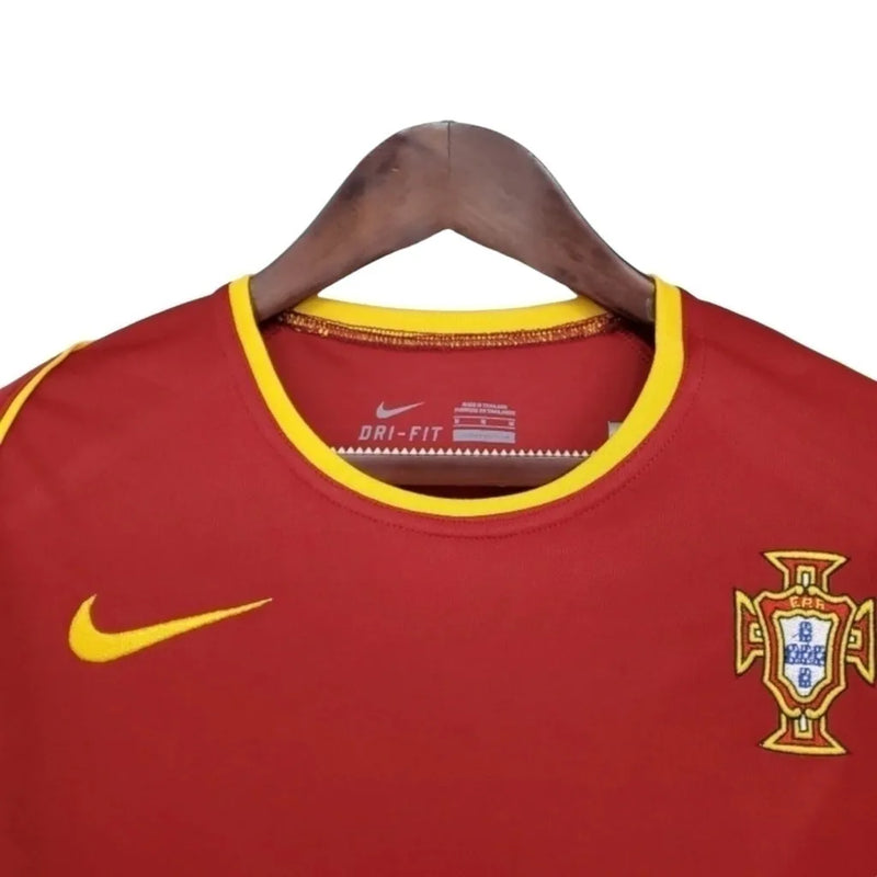 Camisa Retrô Seleção de Portugal I 2002 - Nike Masculina - Vermelha com detalhes em amarelo