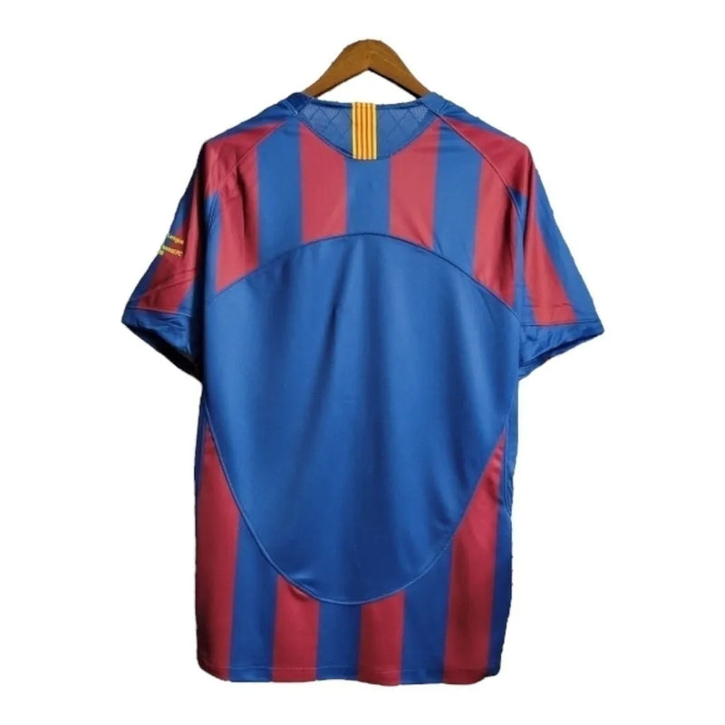 Camisa Retrô Barcelona I 2006 - Masculina Nike - Vermelha e azul com detalhes em amarelo