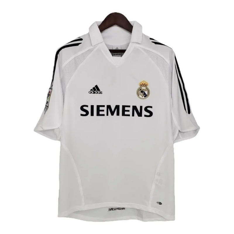 Camisa Retrô Real Madrid I 05/06 - Masculina Adidas - Branca com detalhes em preto